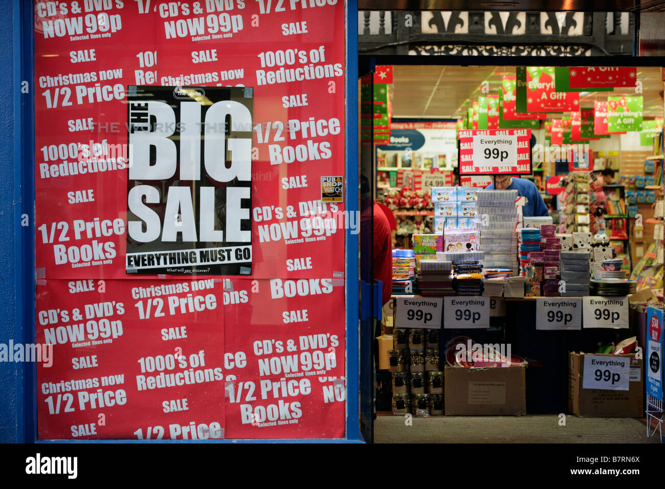 Verkauf-Plakate im Fenster eines Ladens in Shrewsbury Stockfoto