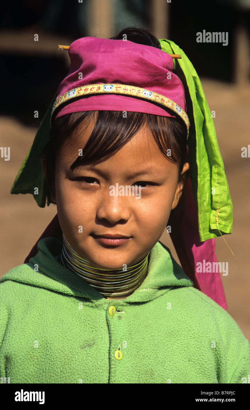 Porträt eines jungen burmesischen Padaung lang-necked Mädchens, im Flüchtlingslager, Mae Hong Son Provinz, Thailand Stockfoto