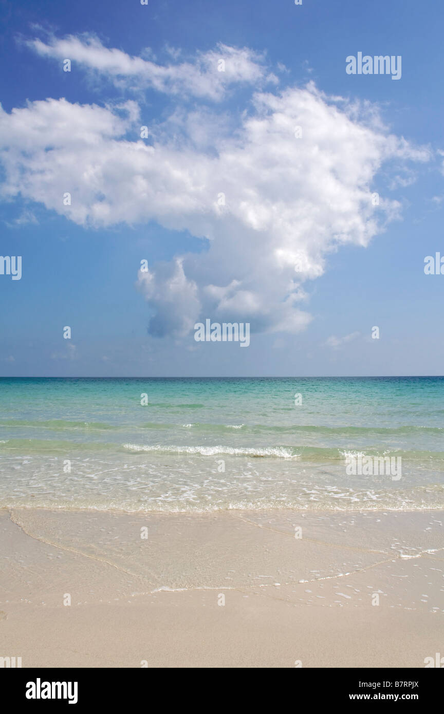 Blauer Himmel und weiße Wolken über dem kristallklaren Wasser des Haad Rin Nok Strand Koh Phangan Thailand Stockfoto