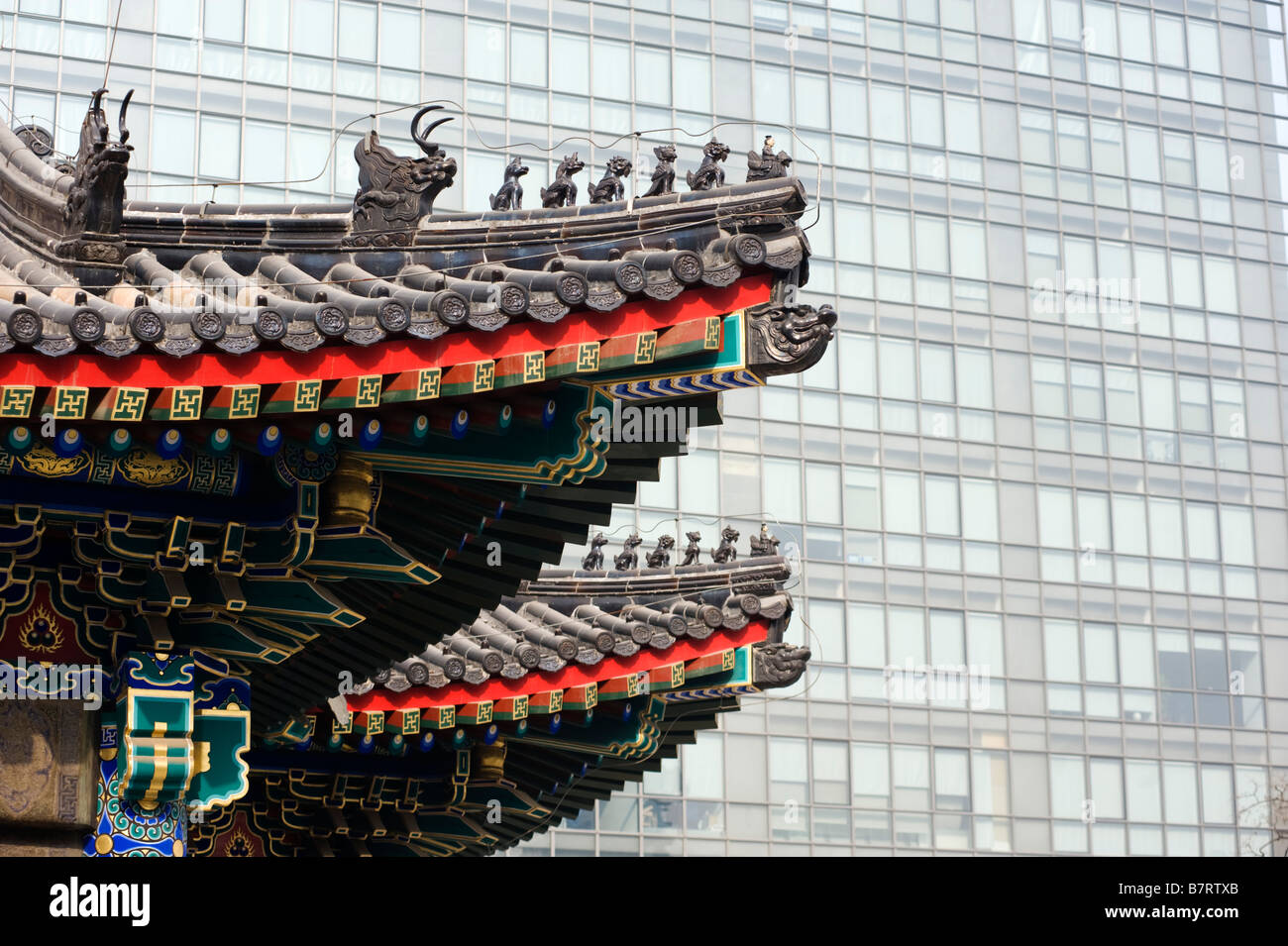 Kontrast zwischen kunstvollen traditionellen Architektur des historischen Gebäudes und im Financial District Beijing 2009 neues Bürogebäude Stockfoto