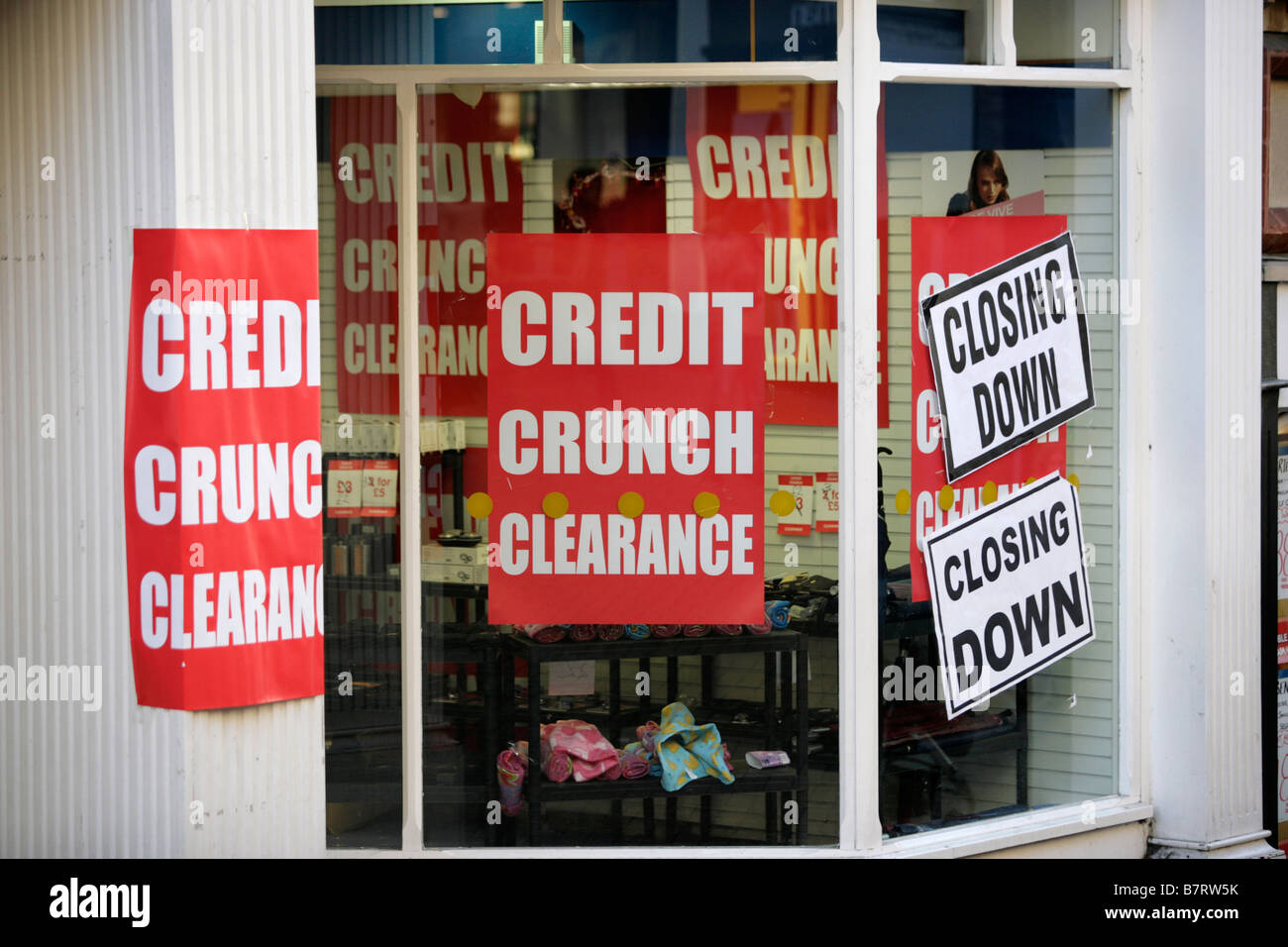 Schließung der Plakate in einem Schaufenster in Shrewsbury, Shropshire, UK Stockfoto