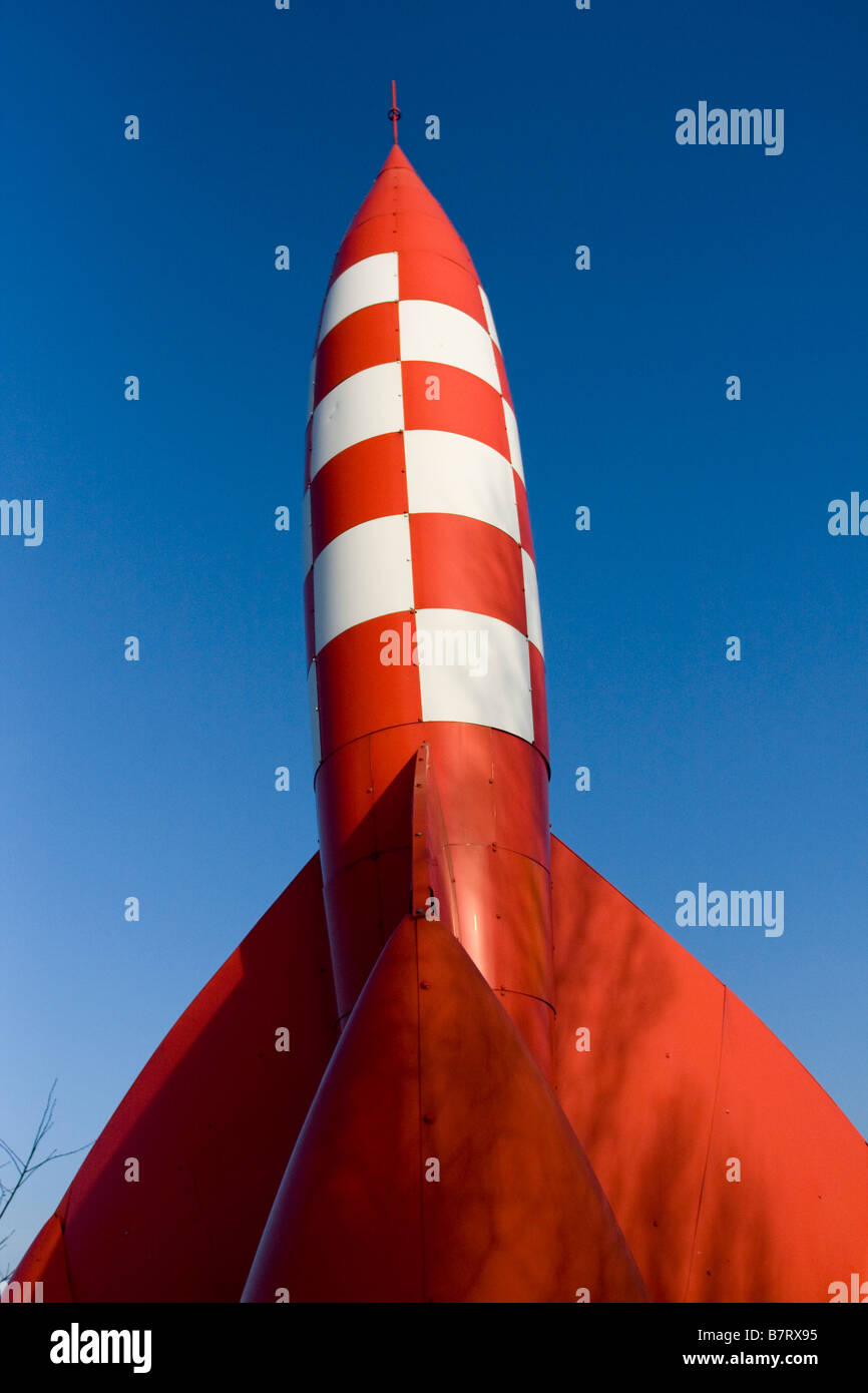 Rote und weiße Rakete Modell. blauer Himmel. Tim und Struppi Hergé Geschichte. Mond-Landung-Cartoon. In Chabeuil Drôme Provencale. Frankreich 90228_Tintin Stockfoto