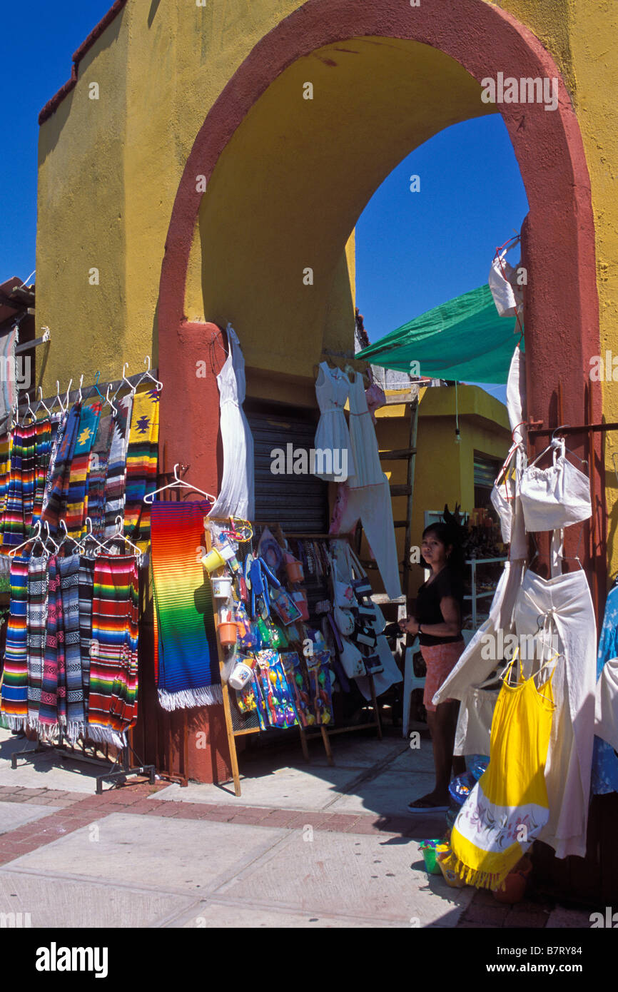 Waren hängen auf dem Bürgersteig, Ixtapa/Zihuatanejo, Guerrero, Mexiko. Stockfoto