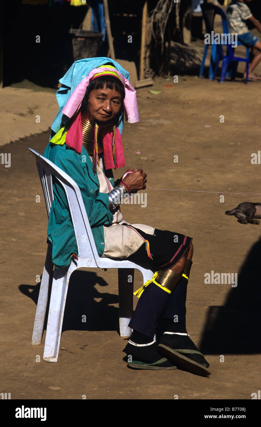 Eine burmesische Padaung (Kayan oder Karenni) Langhals Frau Spinnen Wolle in Flüchtlingslager, Mae Hong Son Provinz, Thailand Stockfoto