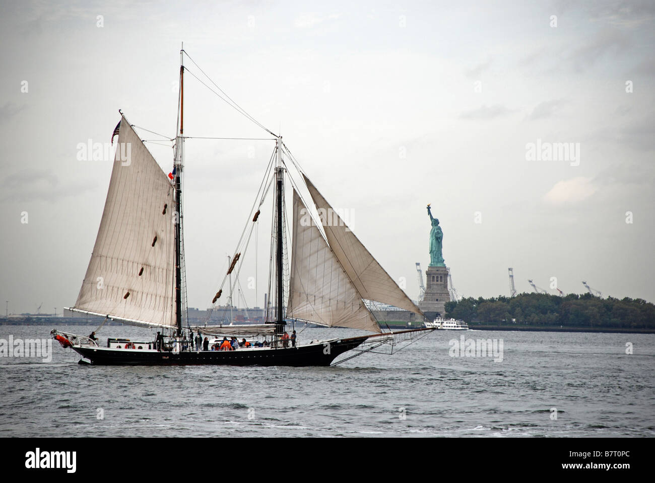 Schoner Pioneer Segeln vorbei an der Statue of Liberty New York City-Hafeneinfahrt Stockfoto