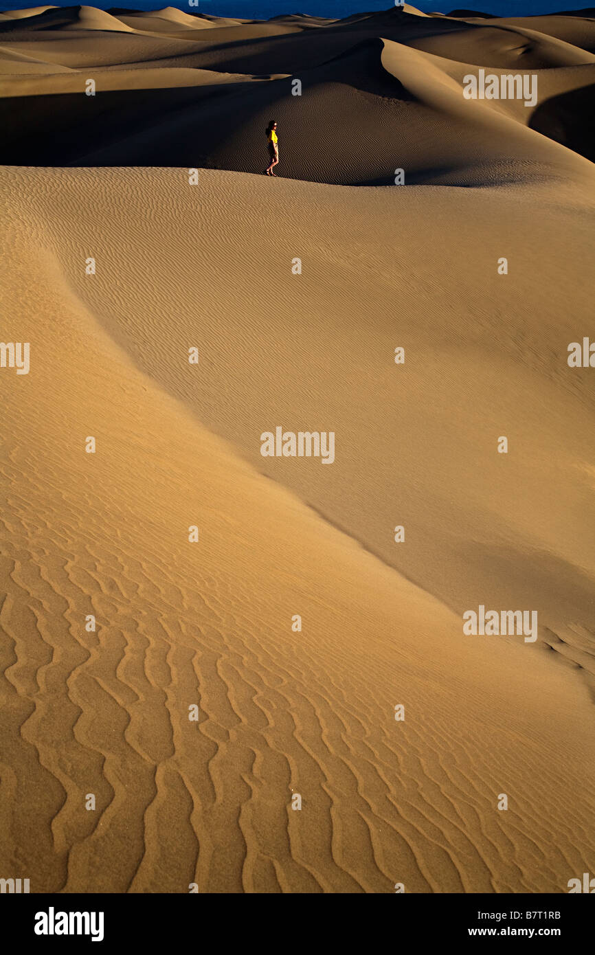 Frau stehend auf Sanddünen Maspalomas Gran Canaria Spanien Stockfoto