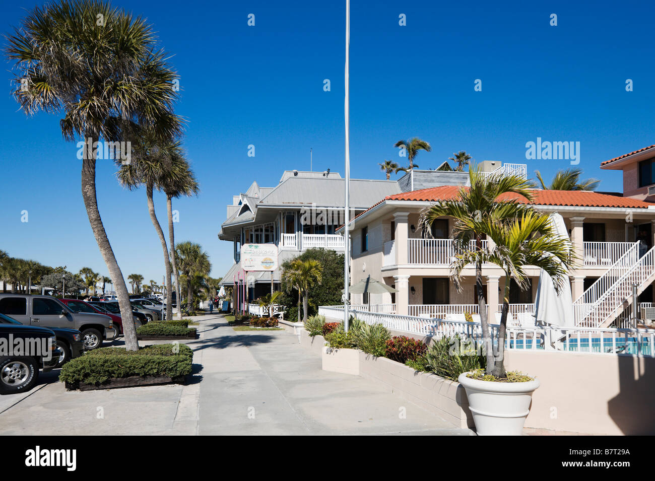 Golf-Weg mit Blick auf die Hurricane Bar und Restaurant, vorbei an einem Kühlergrill, St Pete Beach, Golfküste, Florida, USA Stockfoto