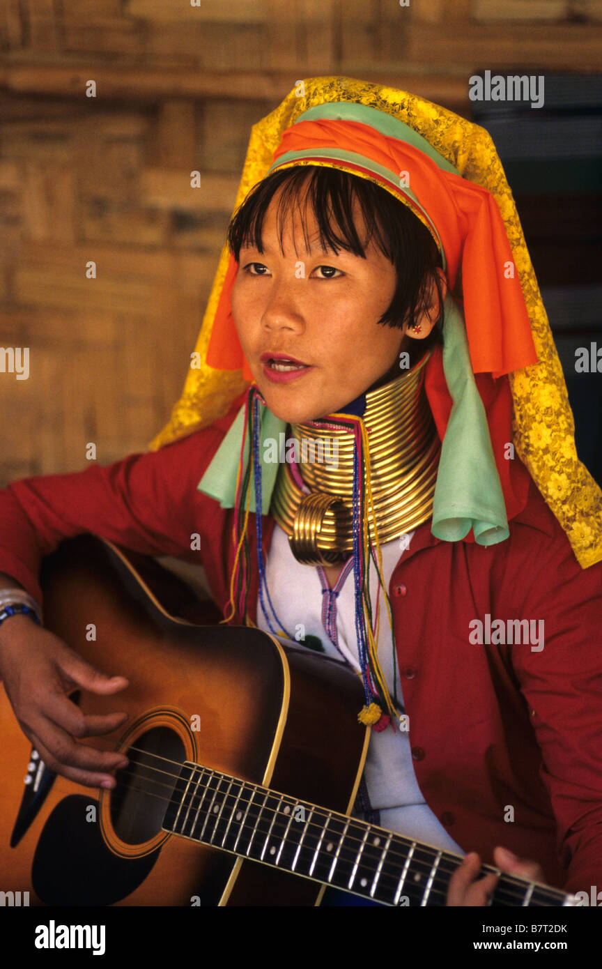 Porträt des birmanischen lang-necked Padaung (Kayan oder Karenni) Frau spielt Gitarre, im Flüchtlingslager, Mae Hong Son Provinz Thailand Stockfoto
