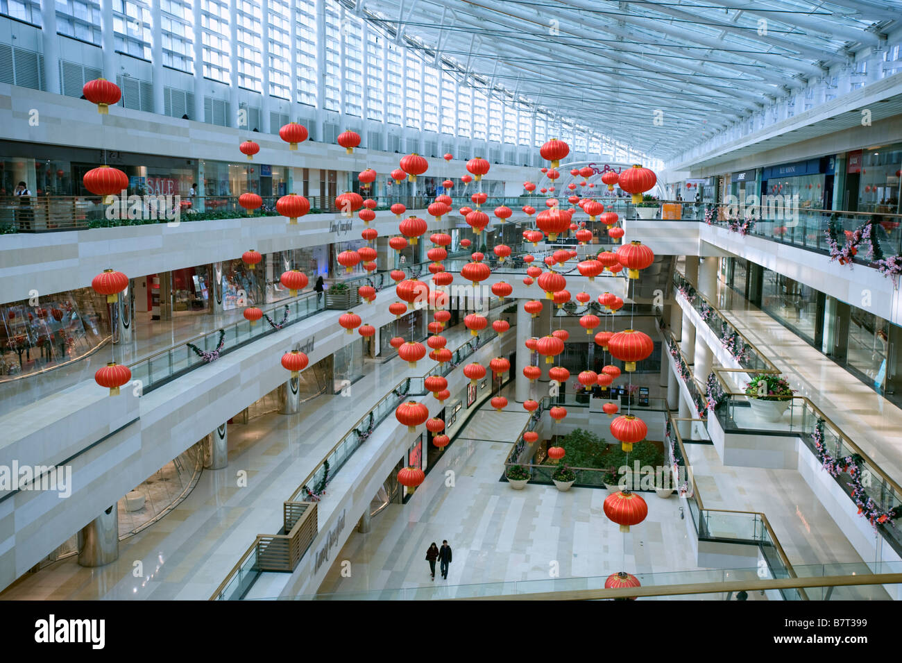 Innere des modernen gehobenen Seasons Place Shopping-Mall in zentralen Peking China 2009 Stockfoto