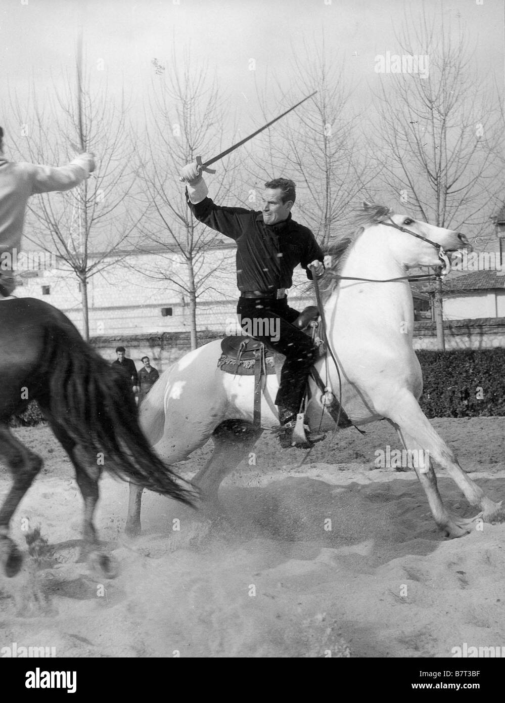 Le Cid, tournage El Cid Jahr: 1961 - Italien/USA Chalton Heston, s'entraine à-Manier l'Degen à cheval Durant le tournage Du'Cid' Stockfoto