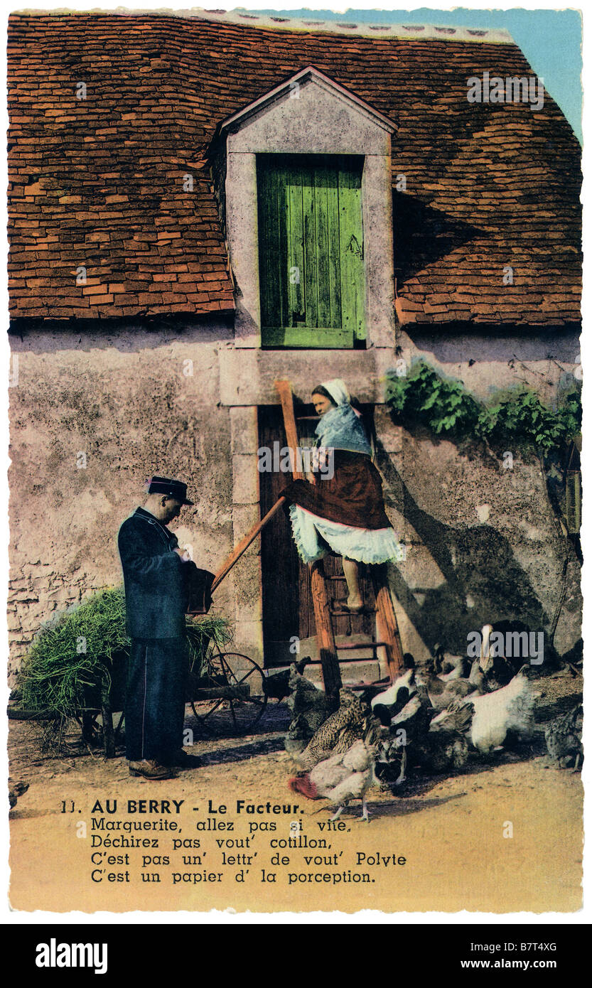 Ca. 1910 französische Postkarte zeigt Postman (Facteur) liefern Brief - Hof-Szene in der Region Berry Zentralfrankreich. Stockfoto