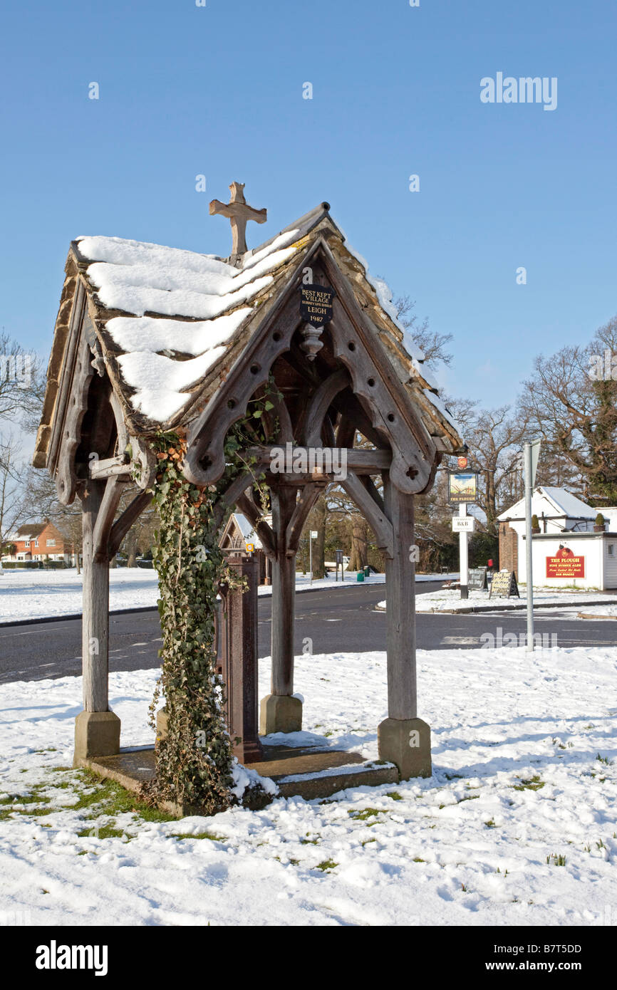 Leigh Surrey Dorf Pumpe und der Pflug inn Zeichen im Schnee Stockfoto