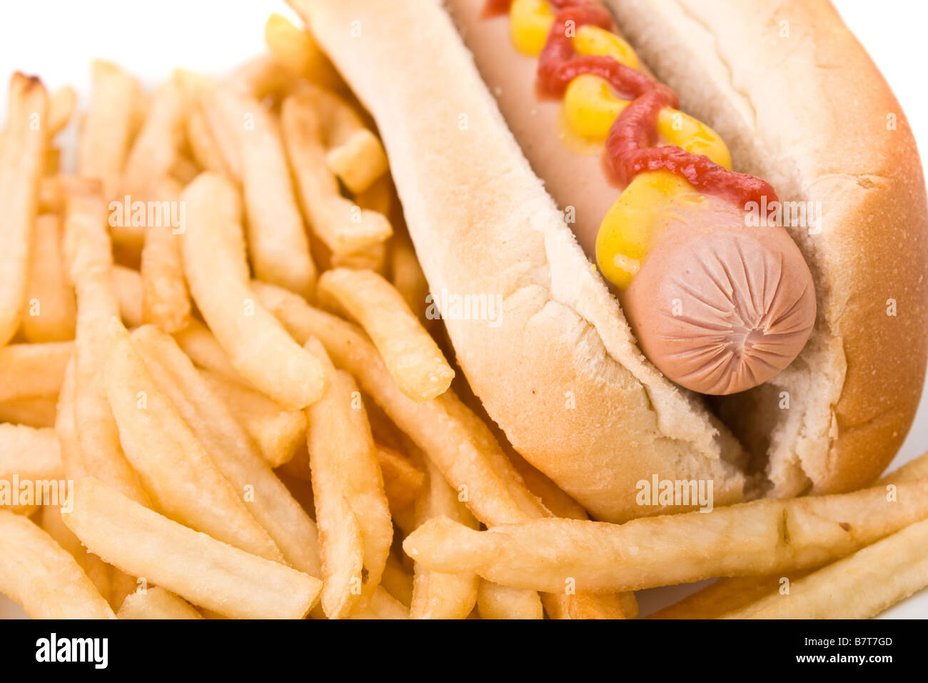 Fast-Food-Mahlzeit mit Hot Dog und Pommes Frites. Stockfoto
