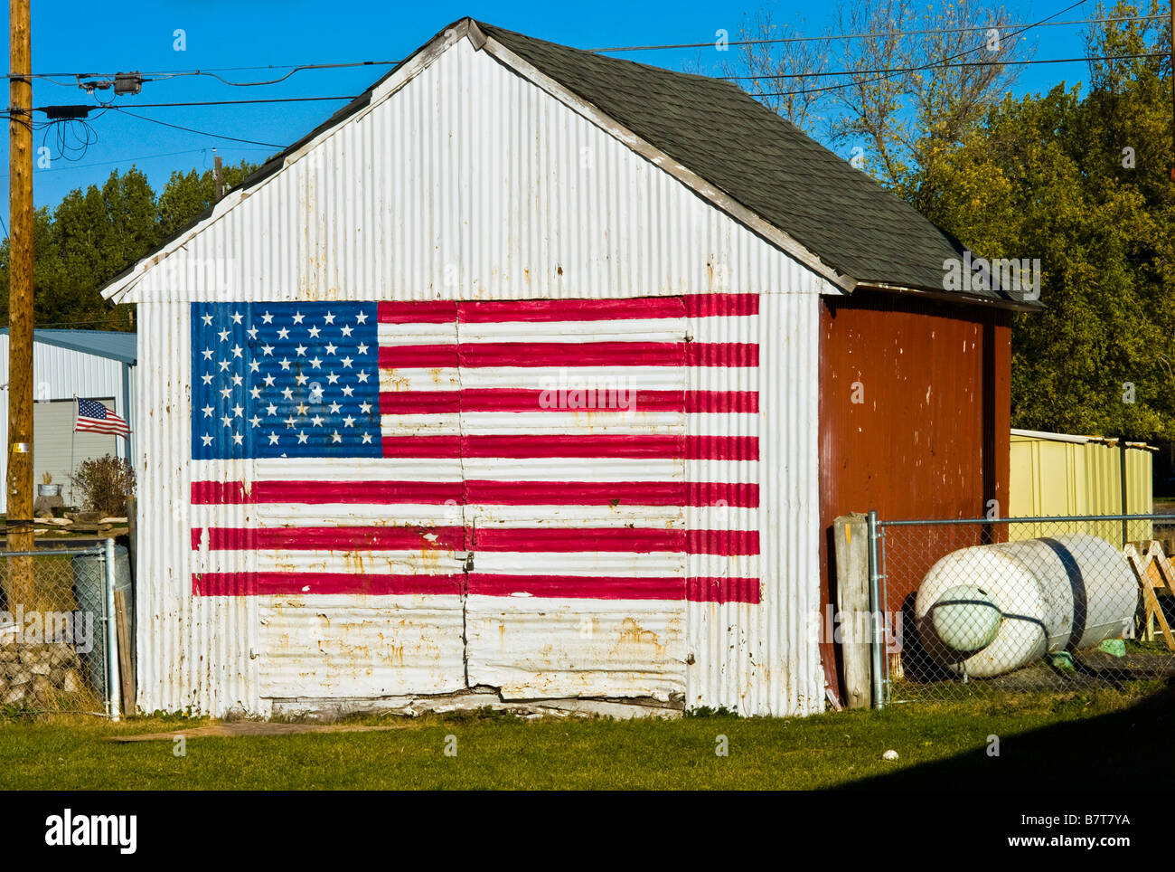 US-Flagge auf Garage Verbrennungen Oregon USA Stockfoto