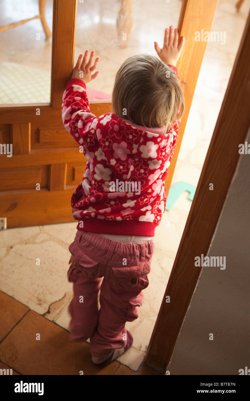 Kind-Türöffnung Stockfoto