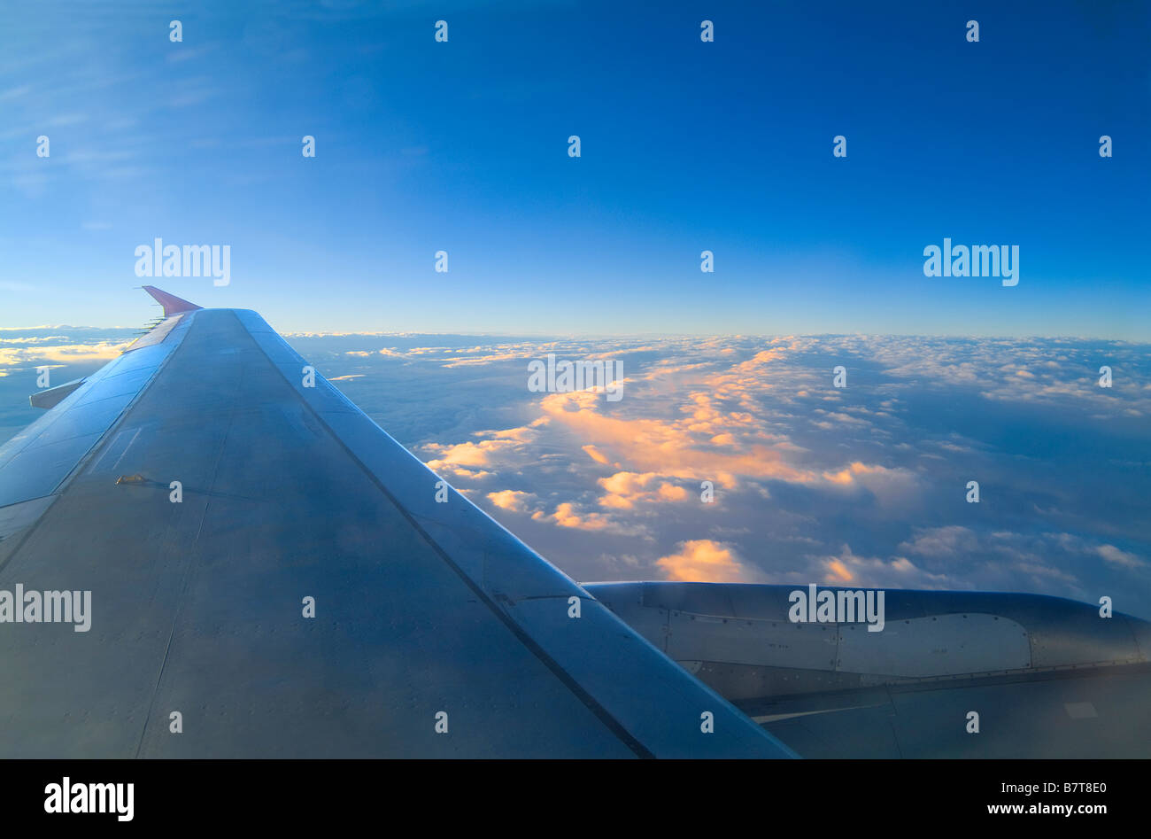 Tragfläche mit blauem Himmel & Wolken Stockfoto