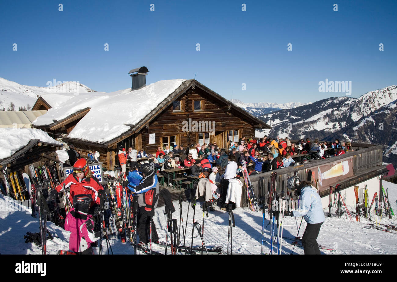 Rauris Österreich EU Januar der sehr verkehrsreichen Bergrestaurant Mittags hoch in den österreichischen Alpen mit Essen für hungrige Skifahrer auf der schönen Wintertag Stockfoto