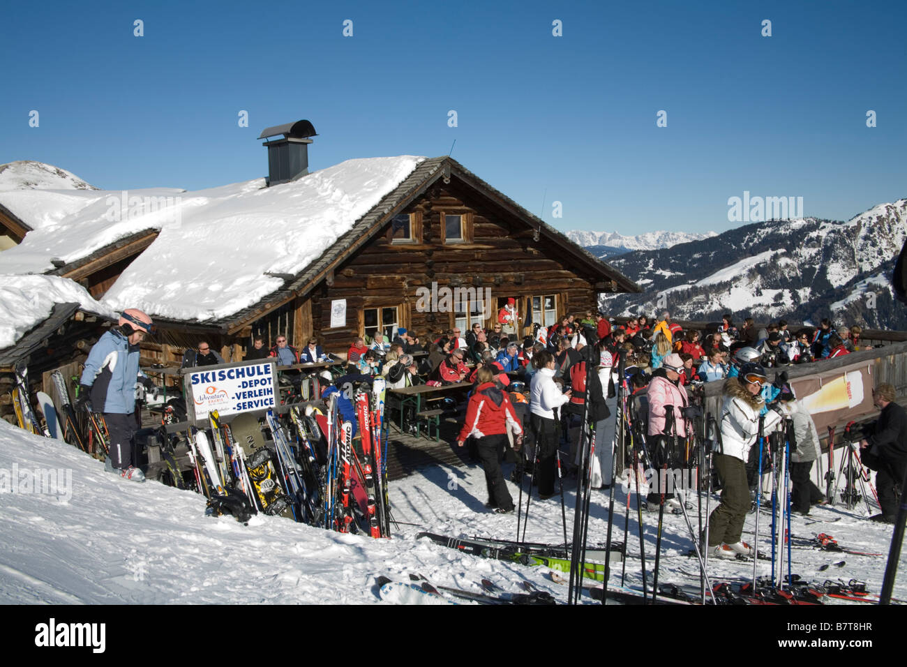 Rauris Österreich EU Januar sehr beschäftigt Bergrestaurant mittags Allzeit-hoch in den österreichischen Alpen, die Bereitstellung von Nahrungsmitteln für hungrige Skifahrer Stockfoto