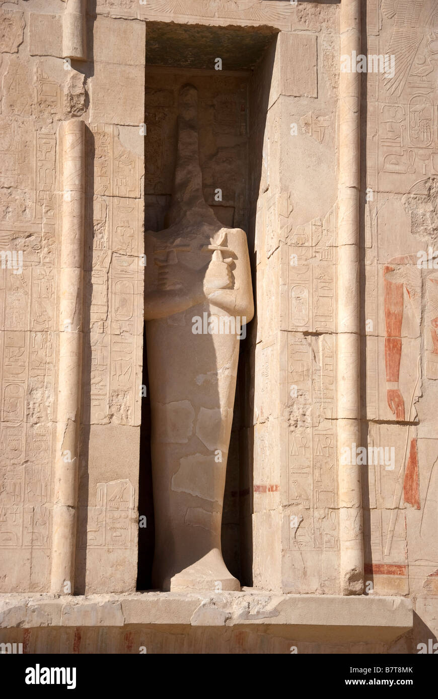 Beschädigte Statue Al Deir al Bahari Temple Stockfoto