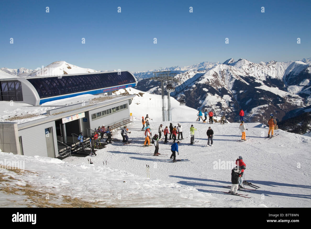 Rauris Österreich EU Januar Skifahrer verlassen der Gipfelbahn Talstation an der Spitze der Hochalmbahnen Pisten in Österreichische Alpen Stockfoto