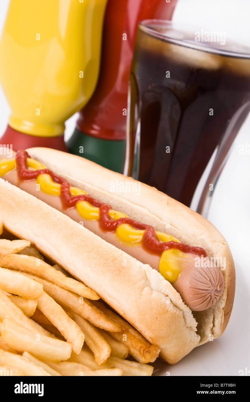 Fast-Food-Mahlzeit mit Hotdog, Pommes und eine cola Stockfoto