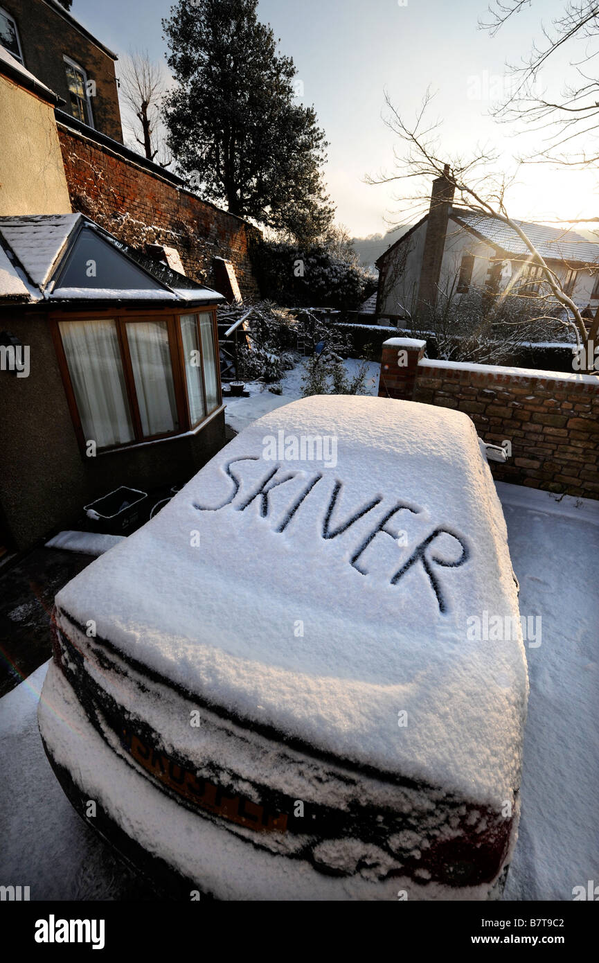 AUTO AUF EINER EINFAHRT MIT WORTEN ZUBEREITER GESCHRIEBEN SCHNEE VORGESCHLAGEN ABWESENHEIT VON DER ARBEIT BEI MODERATEN WINTERLICHEN BEDINGUNGEN U Stockfoto