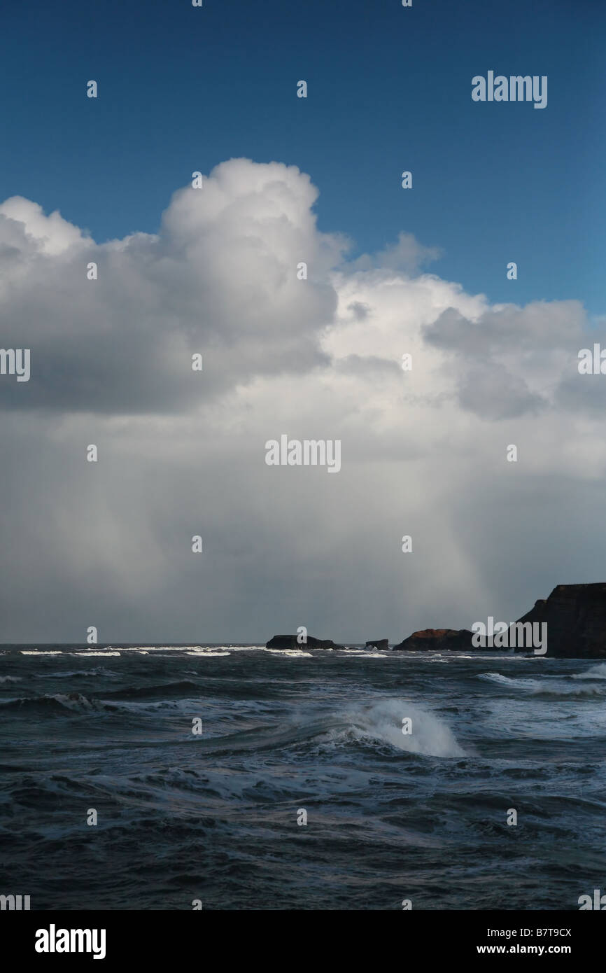 Schnee-Sturm über dem Meer bei Whitby North Yorkshire Stockfoto