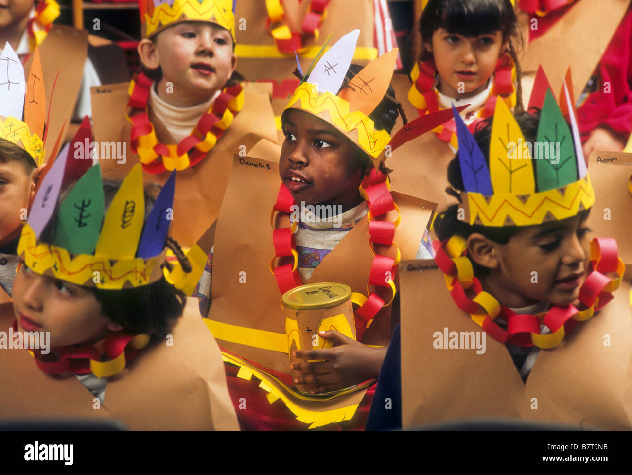 Schwarze junge trägt Indianer Kostüm als Bestandteil des Thanksgiving-Einheit in seiner Kinderarten-Klasse. Stockfoto