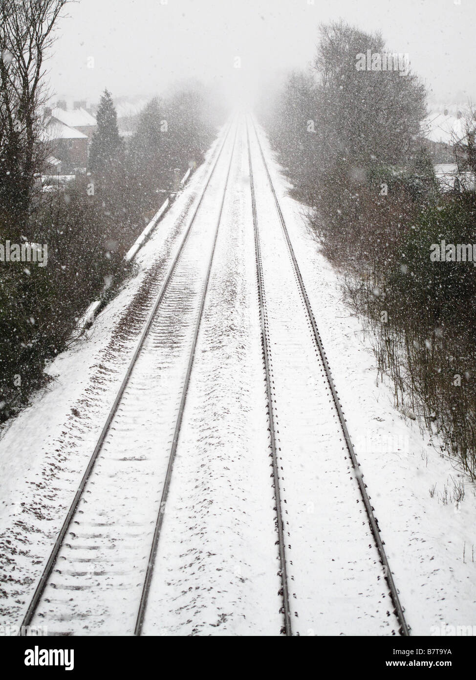 Schienen im Schnee. Stockfoto