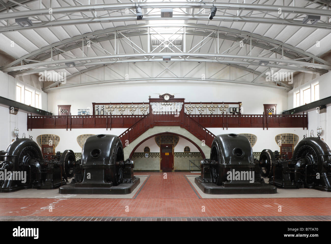 Heimbach Wasserkraftwerk, 1904 Erbaut Turbinenhalle Francis-Turbinen Und Generatoren Darüber Auf der Empore sterben Leitwarte (Schal Stockfoto