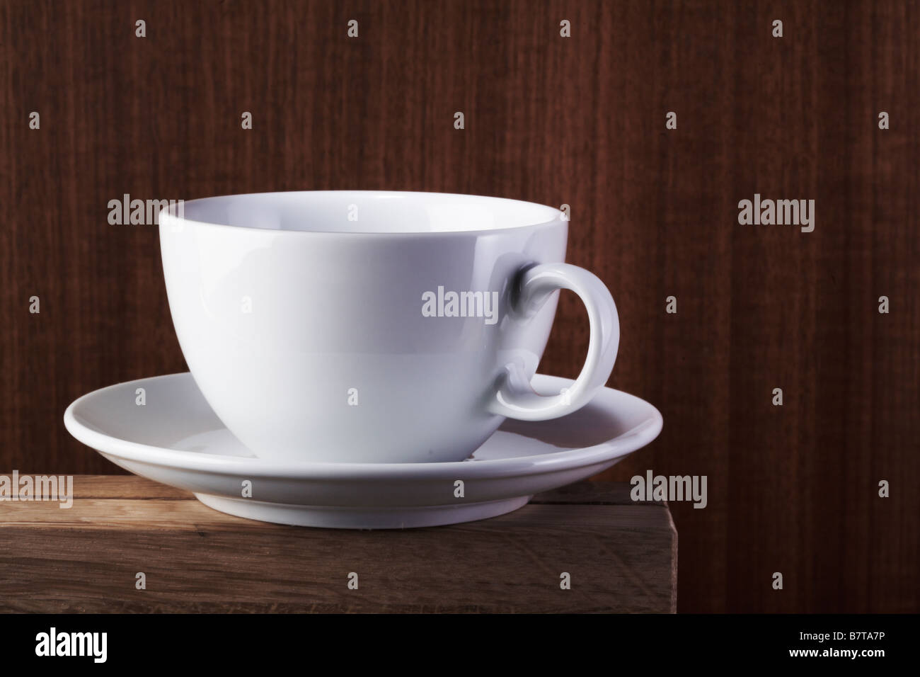 Leere weiße Tasse. Hölzerne Hintergrund. Stockfoto