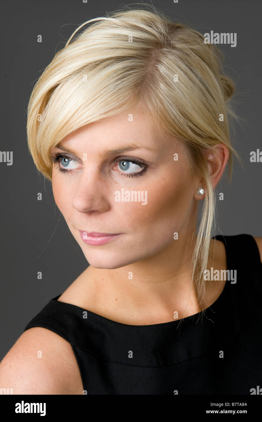 Schöne Mädchen blonde Haare zurück gebunden Stockfoto