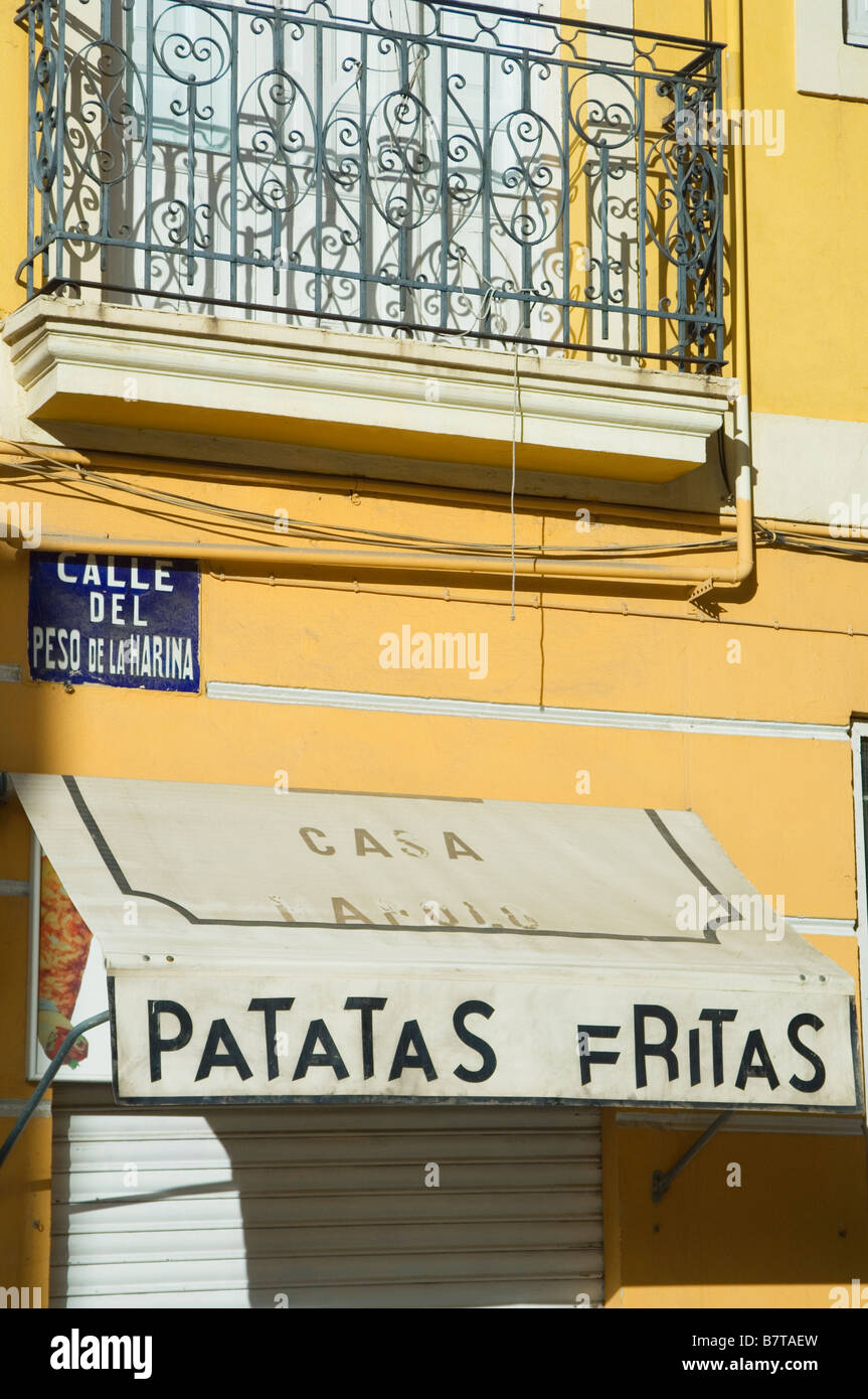 Alte Gebäude-Fassade Balkon mit Markise Patatas Fritas in der Altstadt von Valencia Stockfoto