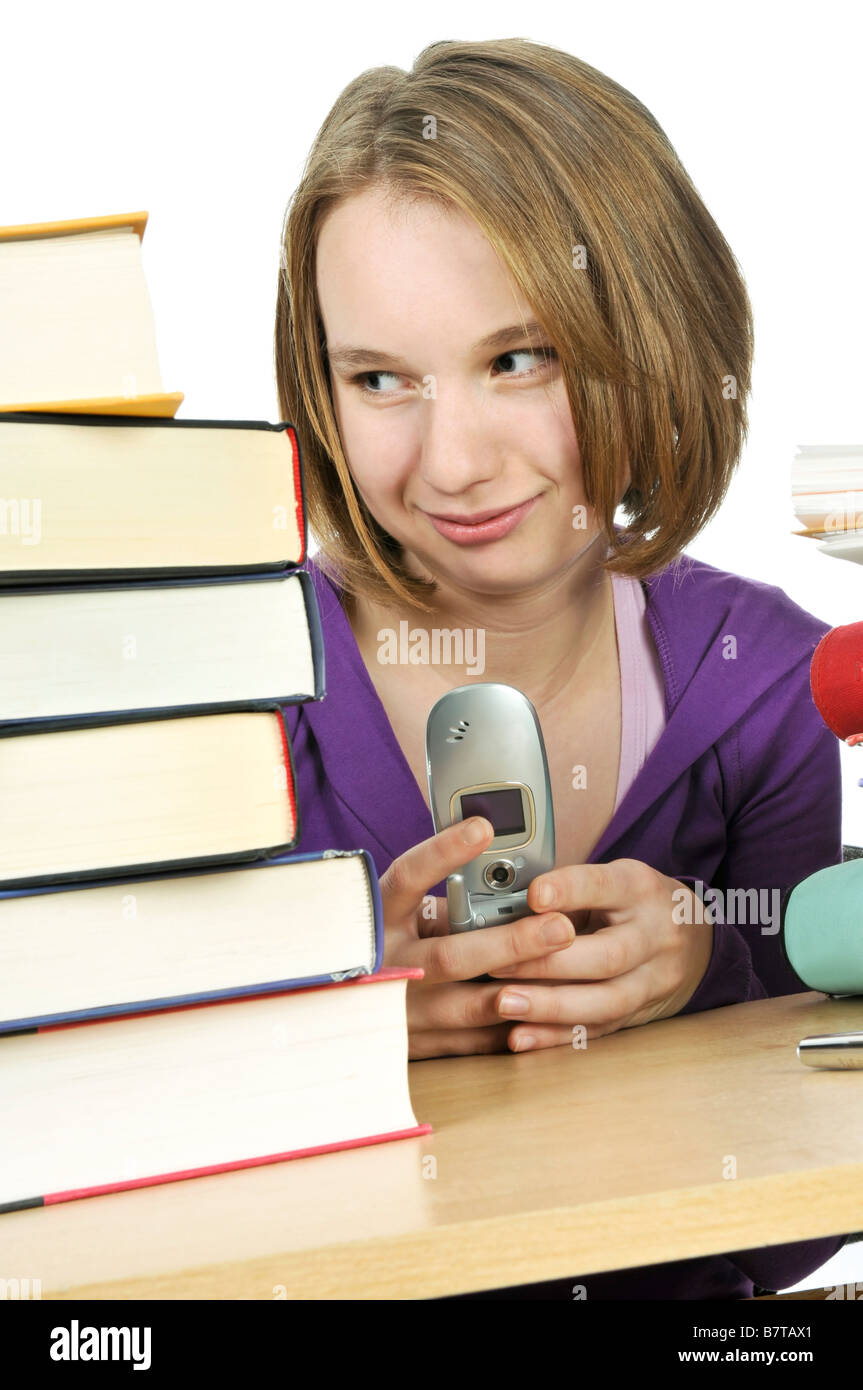 Teenager-Mädchen Text messaging mit Handy in der Schule Stockfoto