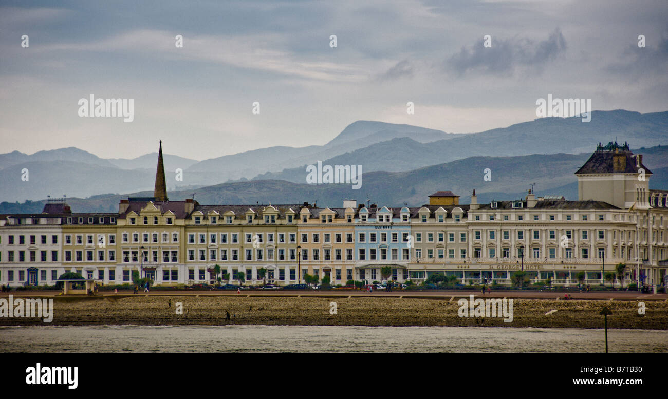 Panoramablick auf die pastellfarbenen Strandhäuser von St. George's Crescent mit North Shore Beach und Ormes Bay, Llandudno im Vordergrund. Stockfoto