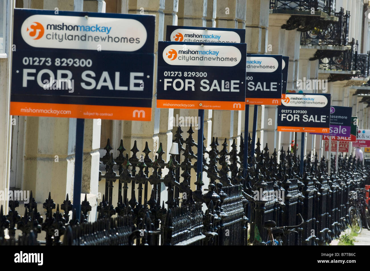 Eine Fülle von For Sale-Schilder am Geländer auf Holland Straße Hove in der Stadt Brighton Hove East Sussex Stockfoto