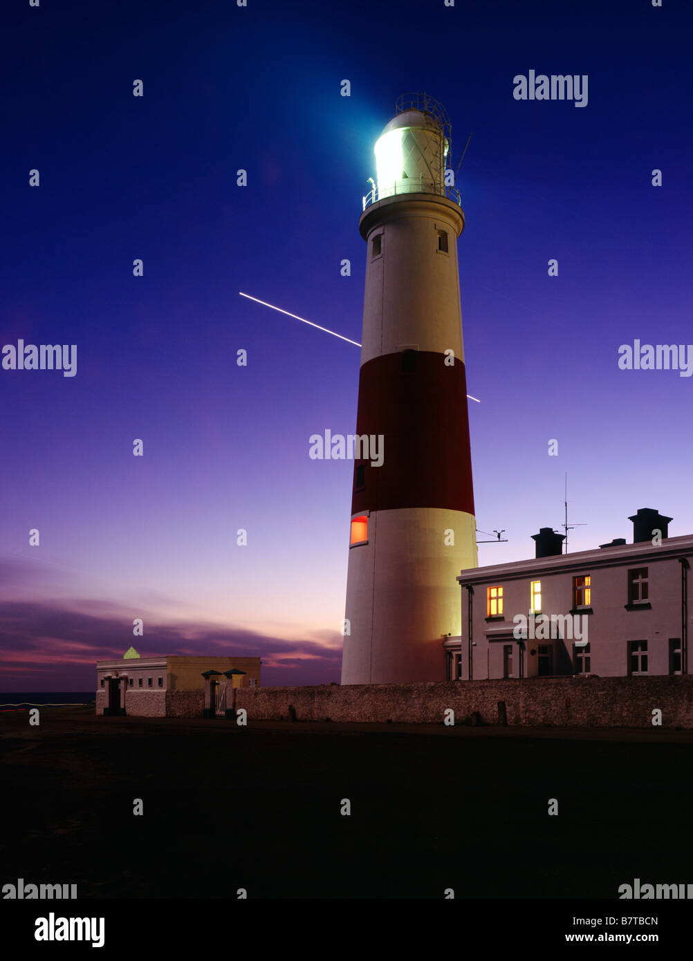 Portland Bill Leuchtturm in der Abenddämmerung an der Dorset Jurassic Coast, England. Der Planet Venus wird gesehen, wie er den Nachthimmel während einer 1-stündigen Exposition durchquert. Stockfoto