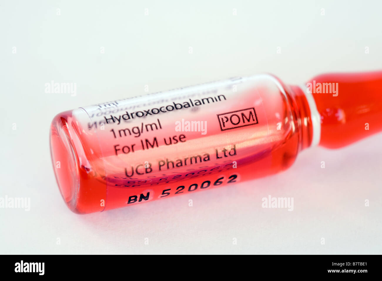 Ein Fläschchen mit Hydroxocobalamin (Vitamin B12) Stockfoto