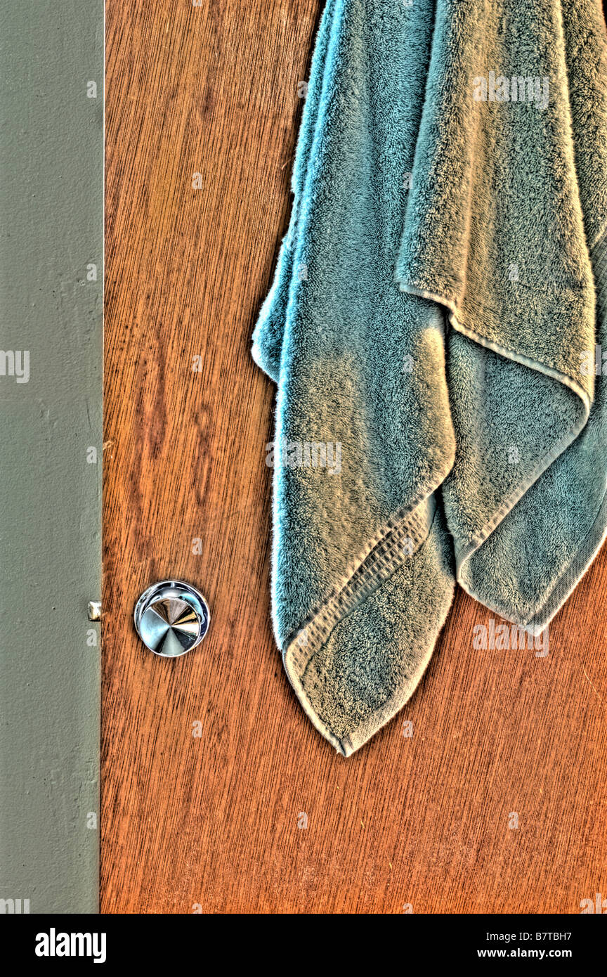 Bad Handtuch hängen Badezimmer Tür, USA Stockfoto