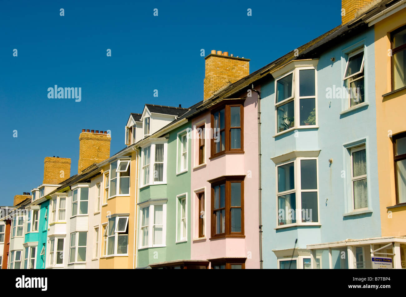 Terrassenhäuser mit ihrer farbenfrohen Außengestaltung. Aberystwyth Wales Stockfoto