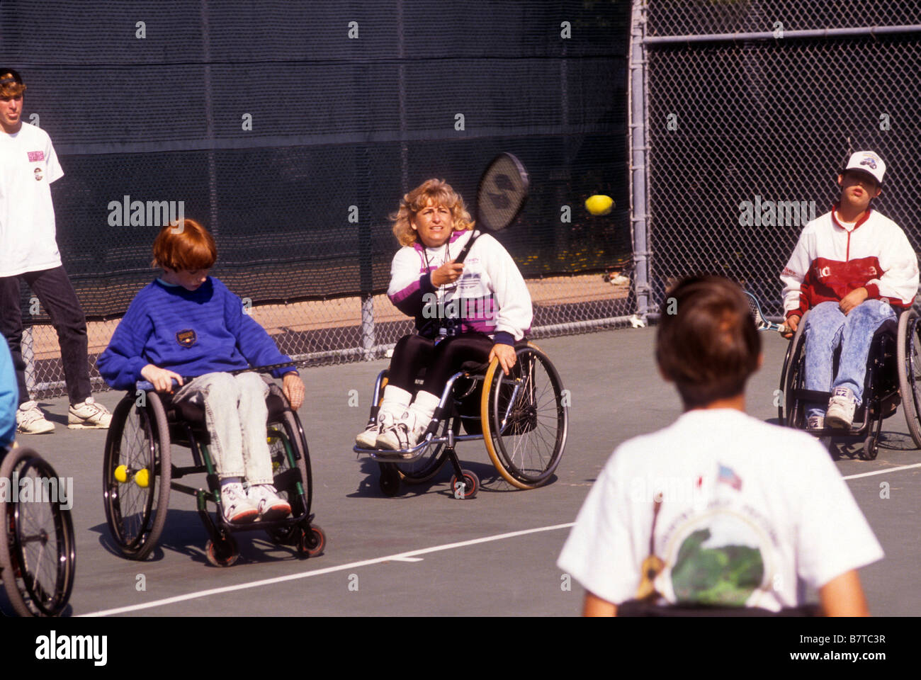 Rollstuhl-Tennis-Gruppe lernt vom Lehrer Stockfoto