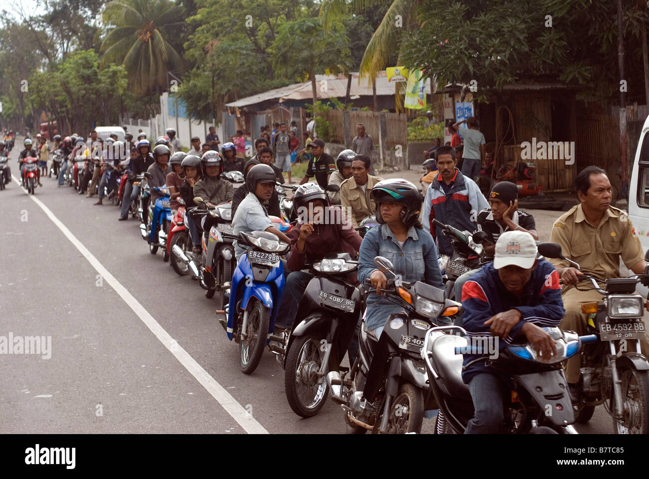 Warteschlange an einer Tankstelle in eine periodische Benzin-Knappheit in Maumere östlichen Flores Stockfoto