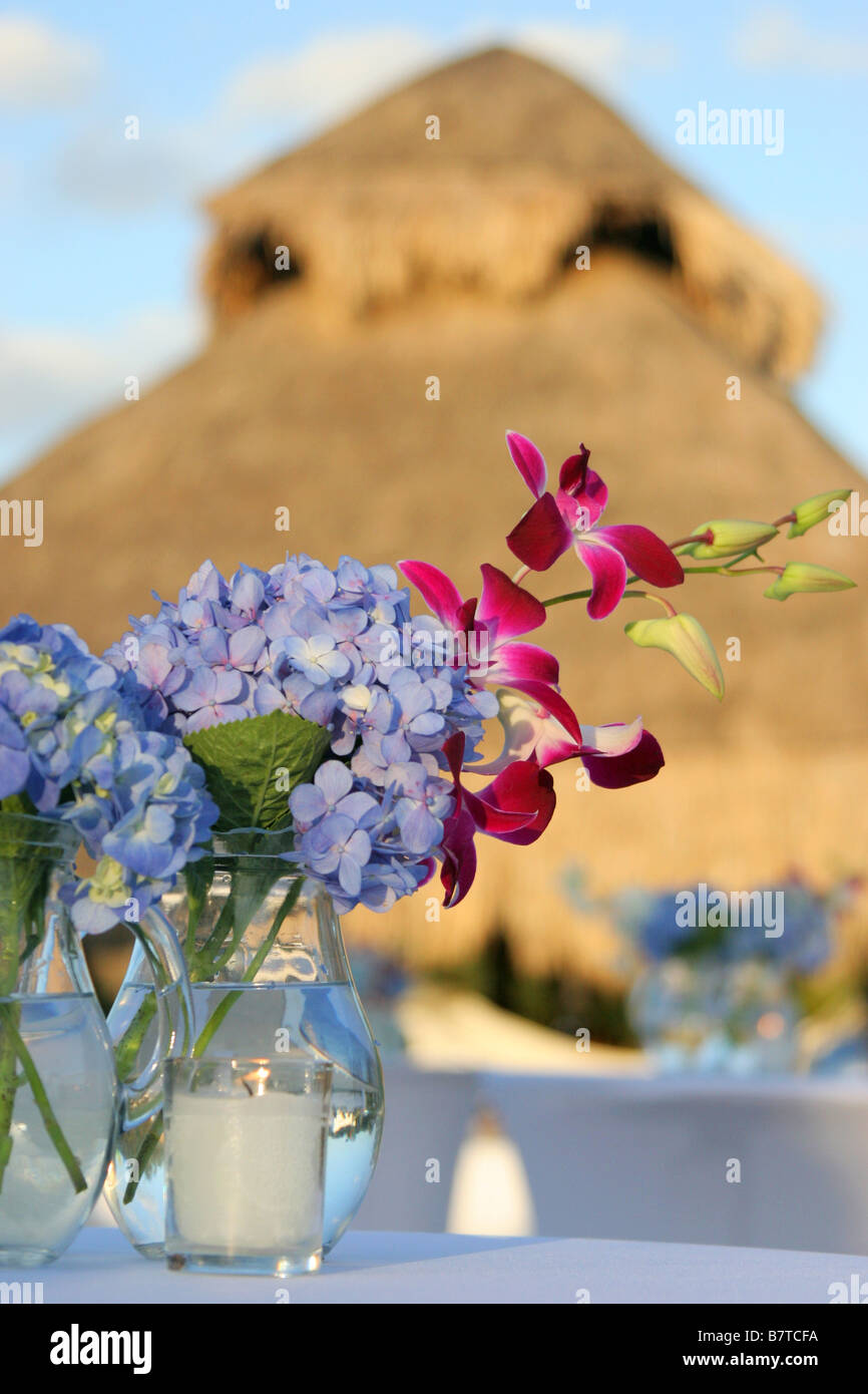 Tropische Blumen in eine dekorative Vase auf einem Tisch Stockfoto