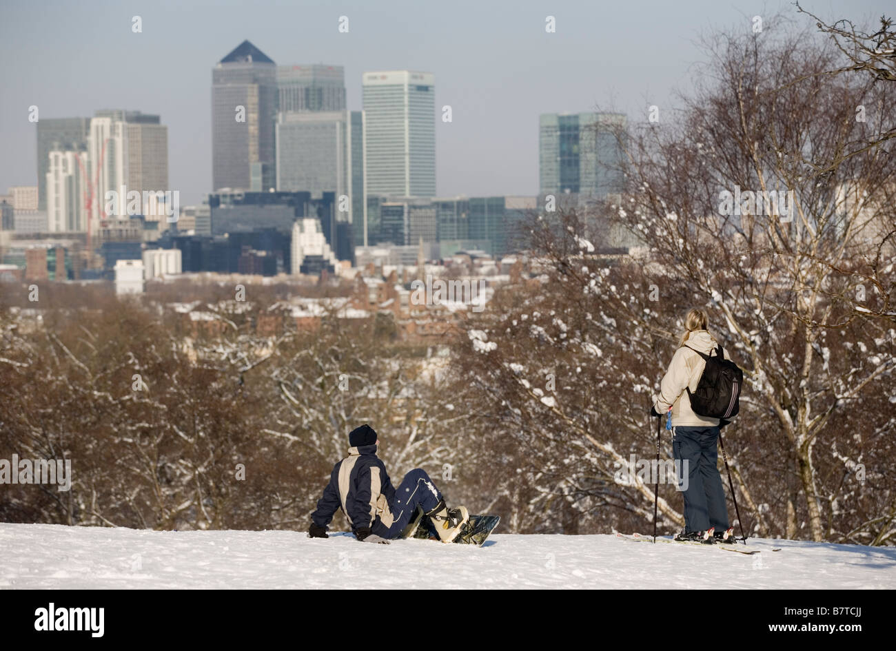 02.03.2009 junges Paar innehalten und in den Ansichten von Greenwich Park London Docklands übernehmen Stockfoto