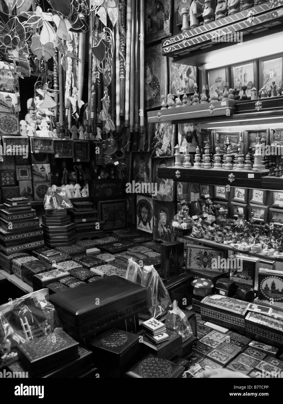 Schachfiguren oder Sets und andere Kuriositäten auf dem Display in einem Stall auf Sukiennice Markt in Krakau, Polen. Stockfoto