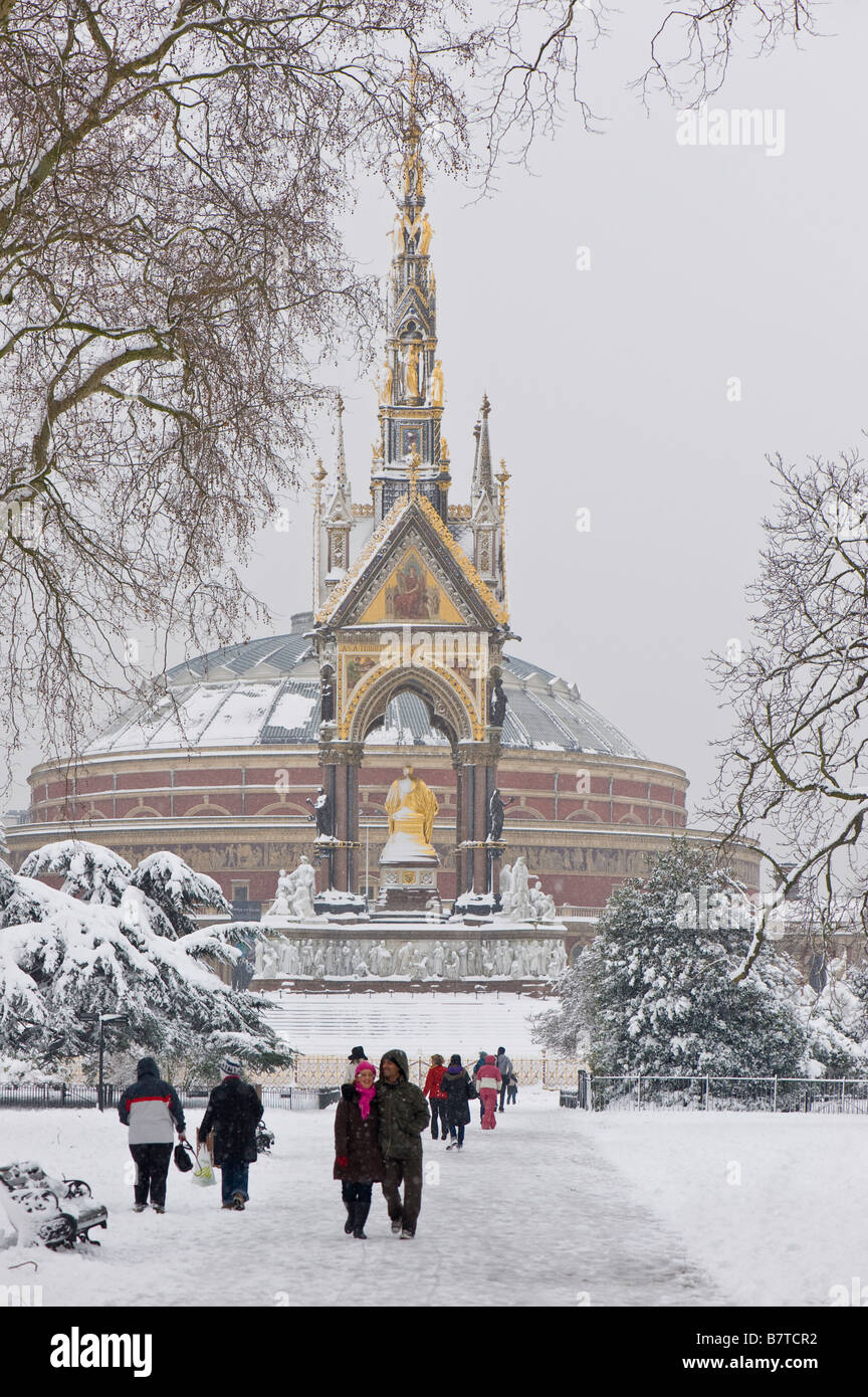Albert Memorial in Kensington Gardens Februar verschneiten SW7 London Vereinigtes Königreich Stockfoto