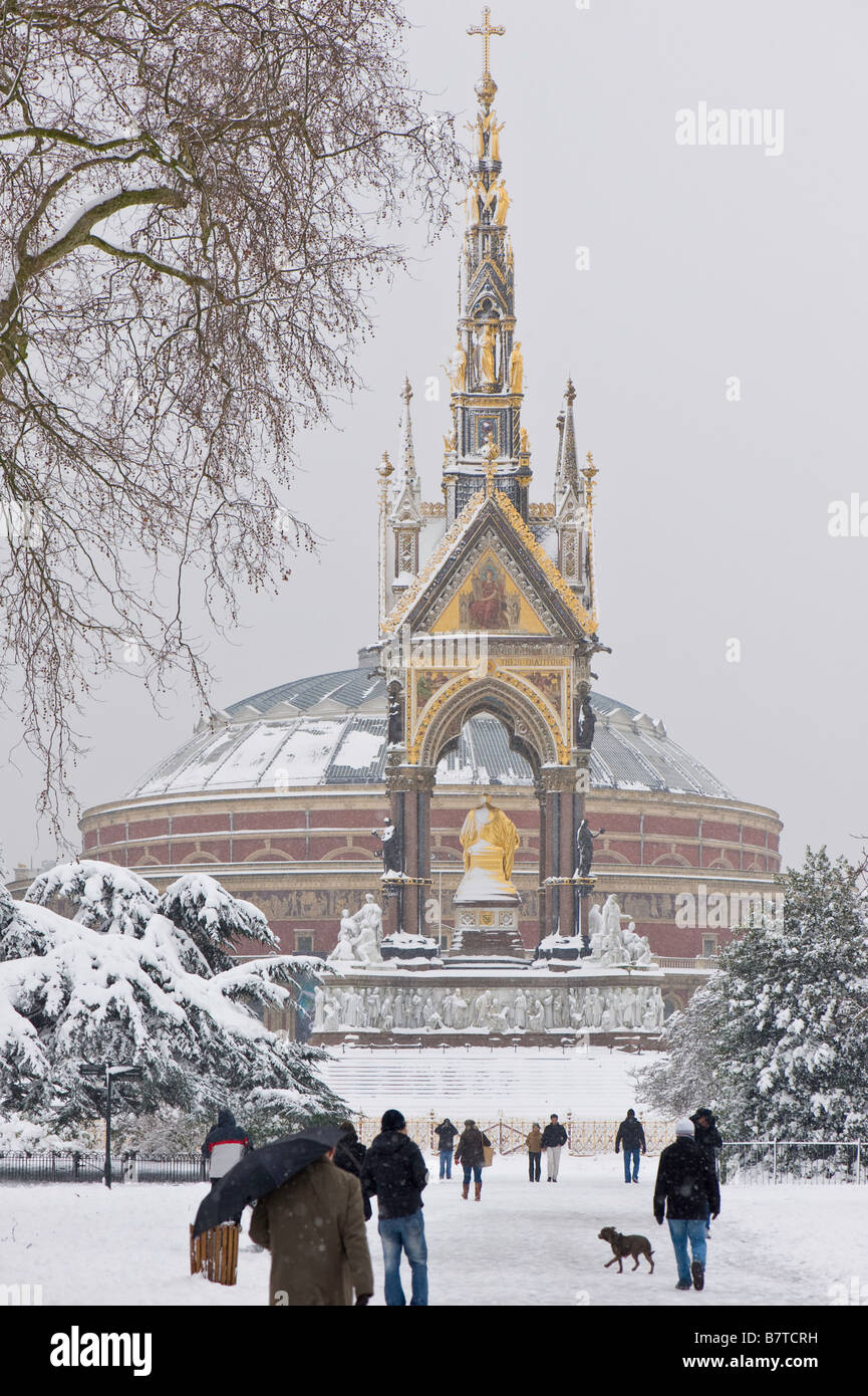 Albert Memorial in Kensington Gardens Februar verschneiten SW7 London Vereinigtes Königreich Stockfoto