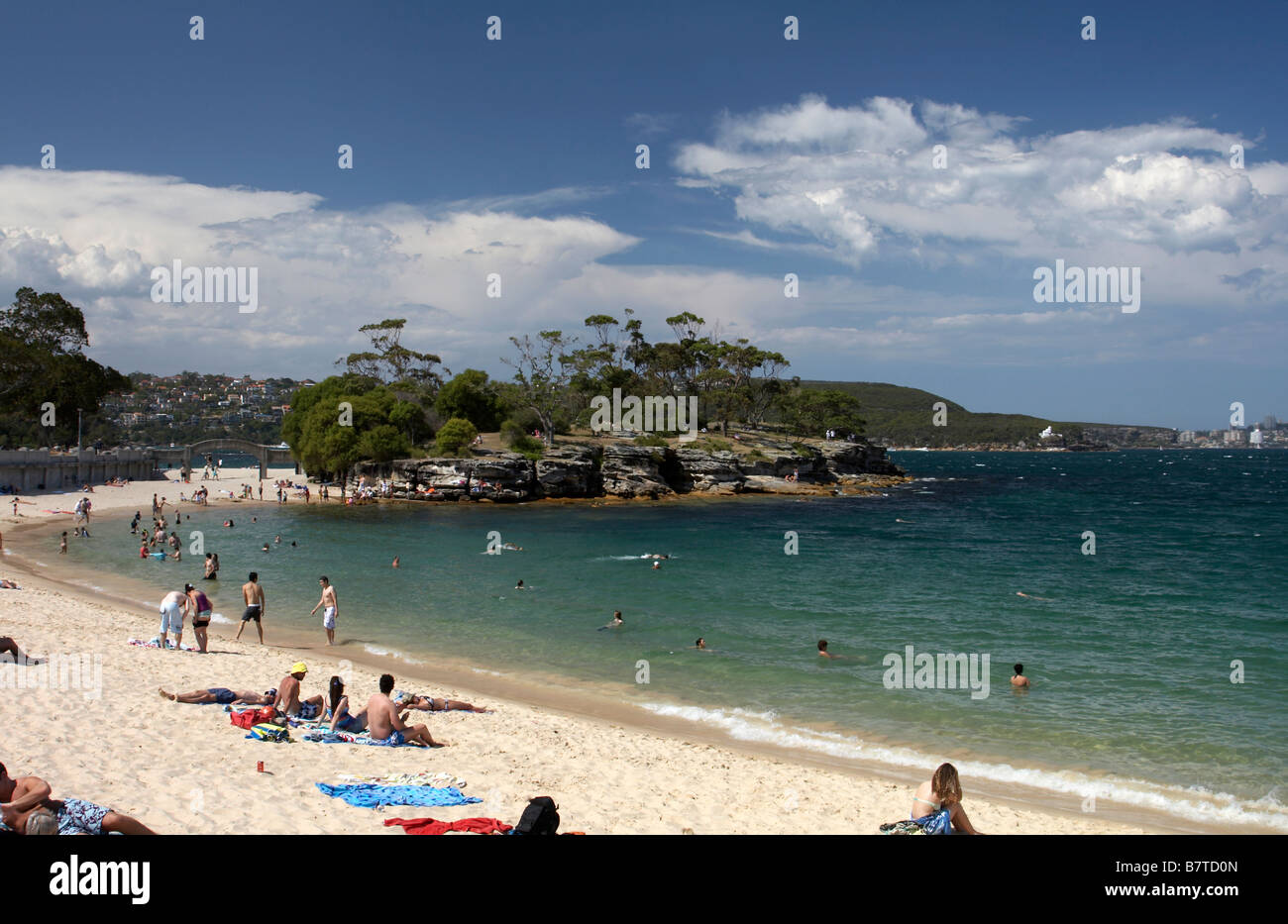 Sonnenanbeter und Schwimmer am Balmoral Beach in North Sydney Stockfoto