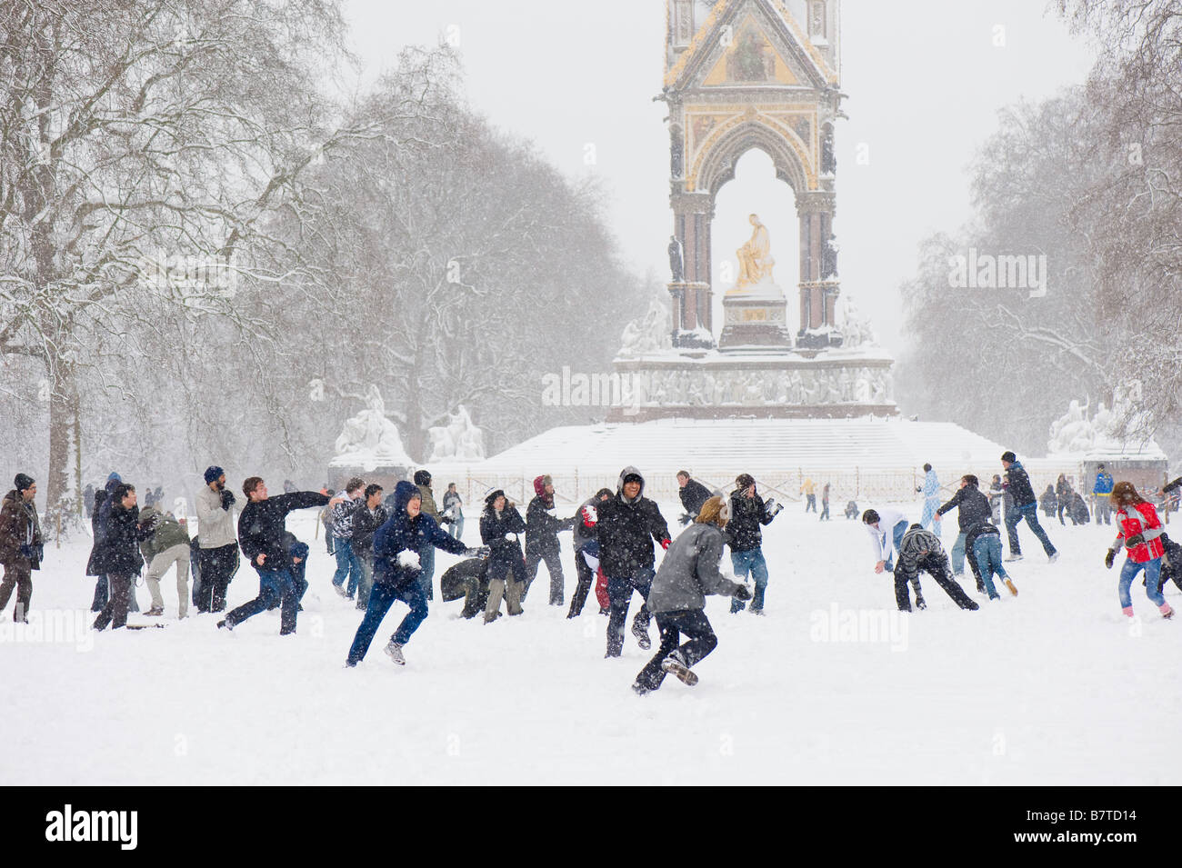 Schulkinder haben Schneeballschlacht in Kensington Gardens im Februar bedeckt Schnee SW7 London Vereinigtes Königreich Stockfoto