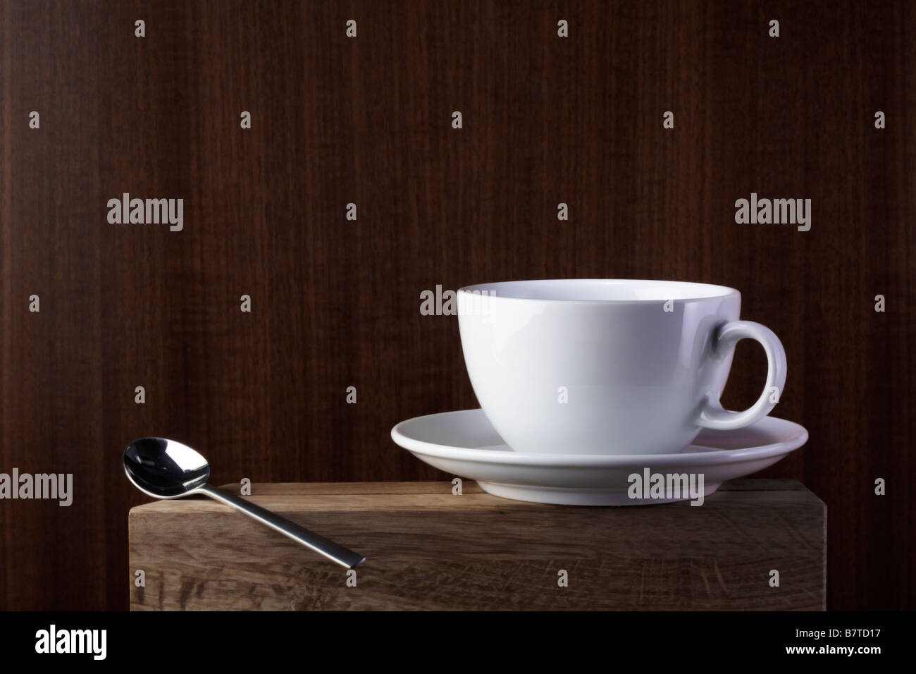 Leere weiße Tasse mit Löffel. Hölzerne Hintergrund. Stockfoto